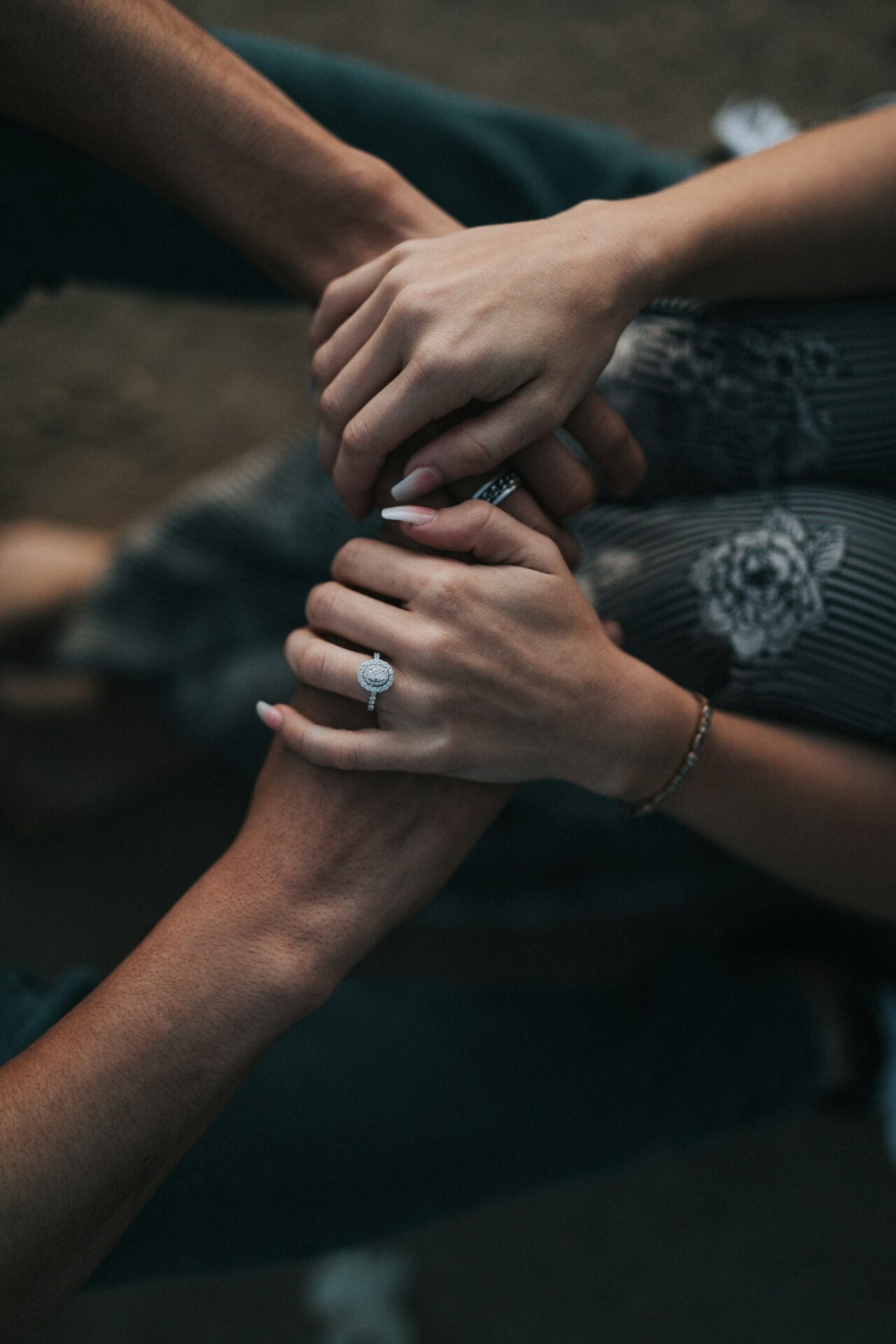 Un couple de fiancés se tenant par la main. Les mains d'une femme tiennent celles de son homme. Moment d'intimité dans un couple.