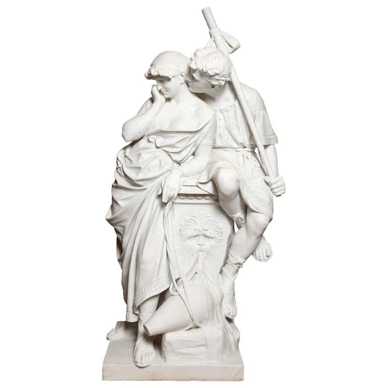 une statue de marbre représentant un homme et une femme proches l'un de l'autre. L'homme murmure doucement à l'oreille de la femme. Intimité du couple.