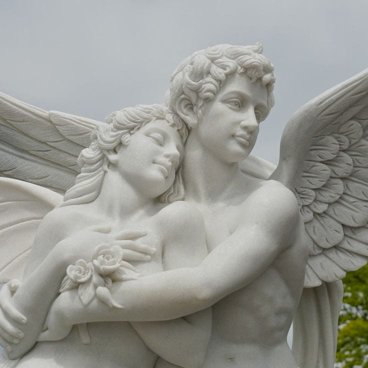 Une statue de marbre représentant deux personnages ailés s'embrassant capture l'essence des relations ; l'un tient des roses, les yeux fermés, reposant sur l'épaule de l'autre, évoquant une exploration intime de la sexualité.