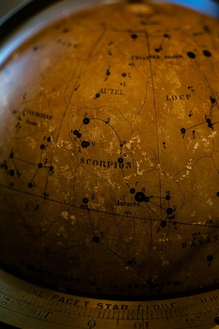 Dans une image en gros plan d'un globe céleste d'époque, le "Scorpion" séduit par sa constellation marquée en noir sur un fond marron délavé, entourée d'informations célestes. La découverte des étoiles pourrait offrir des conseils similaires à ceux nécessaires pour sortir avec un homme Scorpion.